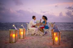 bigaro-restaurant-beach-happy-couple